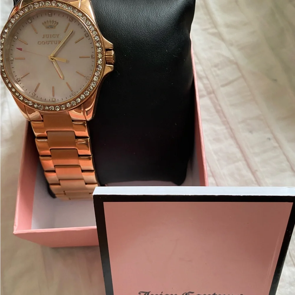JUICY COUTURE TIMEPIECES LARGE GOLD WATCH WITH JEWELS MSRP $265.00 NWT